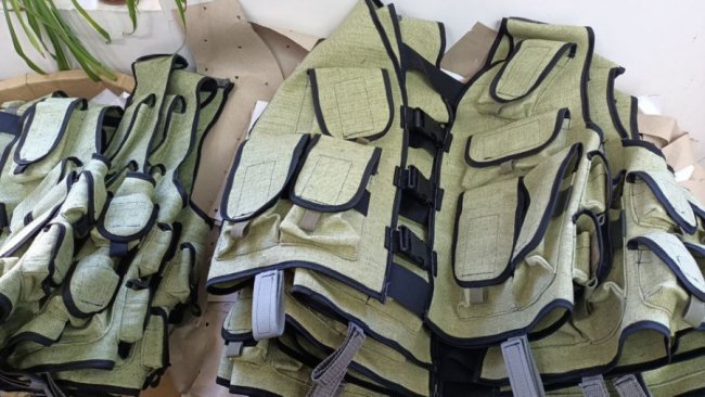 Швейний батальйон: у Луцьку волонтери виготовляють тактичні жилети для воїнів. ВІДЕО