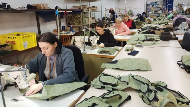 Швейний батальйон: у Луцьку волонтери виготовляють тактичні жилети для воїнів. ВІДЕО