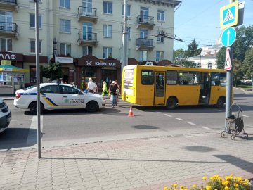 У центрі Луцька маршрутка збила чоловіка. ФОТО