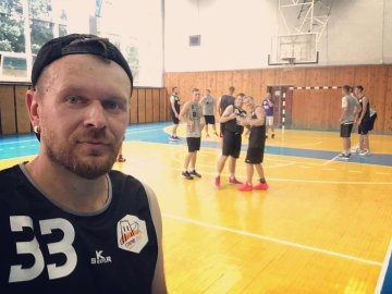 Змінив сцену на спортзал: Сашко Положинський потренувався з луцькими баскетболістами