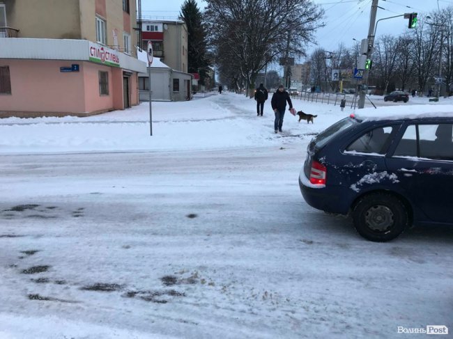 На луцькій вулиці – величезна «тягучка». ФОТО