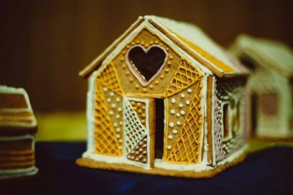 На Волині - благодійний аукціон пряничних будиночків. ФОТО