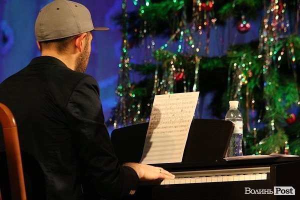 У Луцьку джазмени колядували за Україну. ФОТО