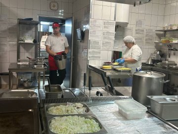 У яких умовах готують і зберігають їжу в «Пузатій хаті»: кухню ресторану показали зсередини. ФОТО