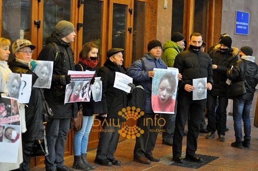 Акції на підтримку Чорновол в Рівному та Івано-Франківську. ФОТО