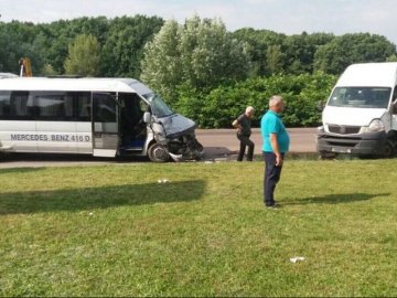 На Закарпатті  мікроавтобус з дітьми потрапив у аварію