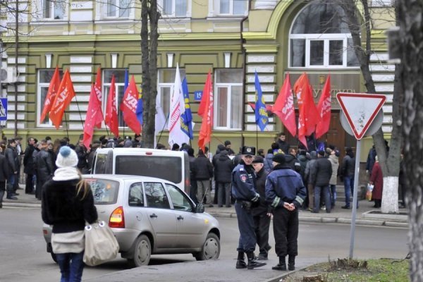 «Сидячий» пікет під прокуратурою Волині. ФОТО