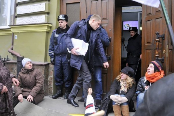 «Сидячий» пікет під прокуратурою Волині. ФОТО