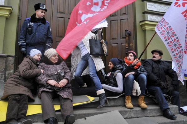 «Сидячий» пікет під прокуратурою Волині. ФОТО
