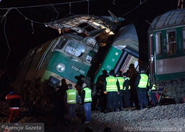 Катастрофа: два поїзди лоб в лоб зіткнулися у Польщі. Постраждали українці