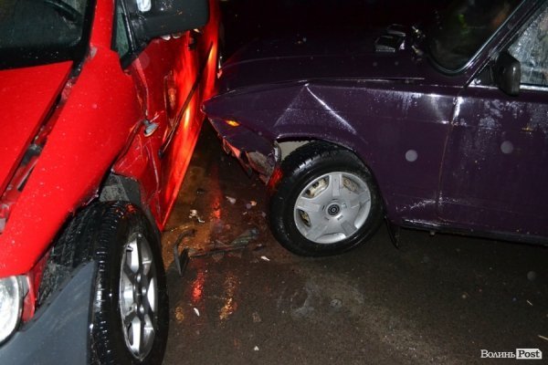 Автопригода у Луцьку: ВАЗ втаранив Volkswagen. ФОТО