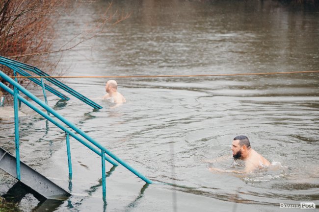 Водохреще у Луцьку: освячення води в річці Стир та занурення лучан. ФОТОРЕПОРТАЖ