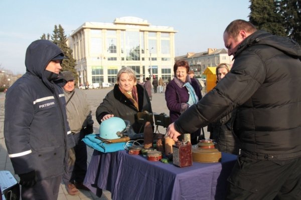 Лучан  навчають правилам поведінки під час бойових дій. ФОТО