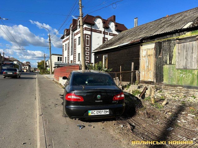 Водію стало зле: у Луцьку автівка збила дорожній знак та в`їхала в огорожу. ФОТО