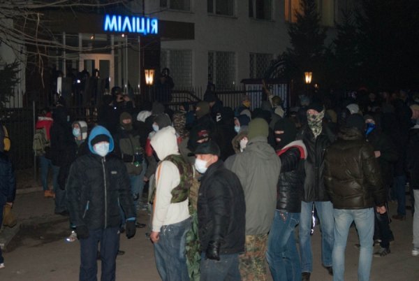 Фото нічного бунту в Луцьку