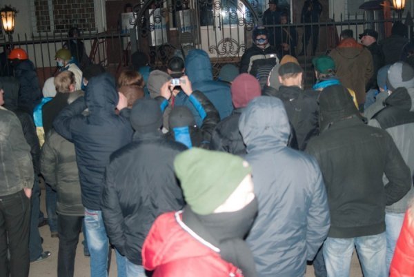 Фото нічного бунту в Луцьку