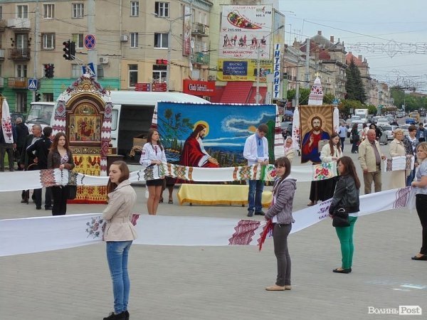 У День матері лучани подякували матерям героїв Небесної Сотні. ФОТО
