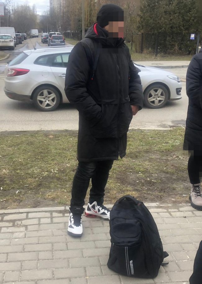 У Луцьку затримали 43-річного чоловіка, який мав при собі 90 пакетів із психотропами. ФОТО