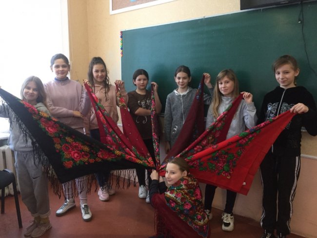 Волинянки приєдналися до флешмобу «Зроби фото з хусткою». ФОТО, ВІДЕО