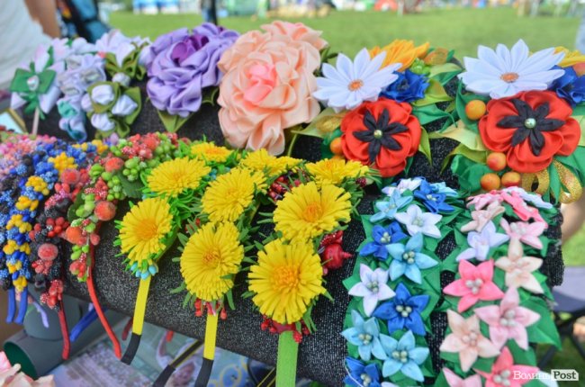 Від і до: які і за скільки сувеніри везуть з «Бандерштату». ФОТО