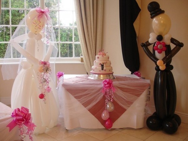 Луцьке подружжя повітряними кульками заробило на авто. ФОТО