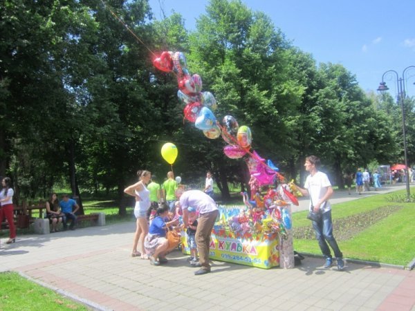 Луцьке подружжя повітряними кульками заробило на авто. ФОТО