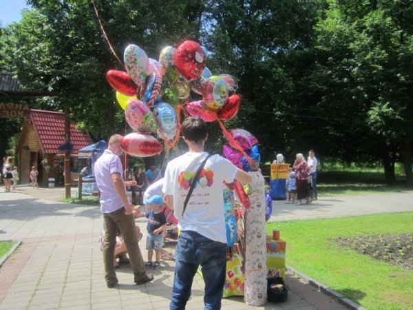 Луцьке подружжя повітряними кульками заробило на авто. ФОТО