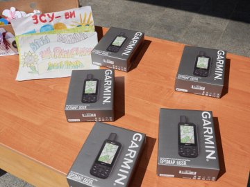 У Луцьку за гроші, зібрані під час благодійного забігу, придбали GPS-трекери для військових