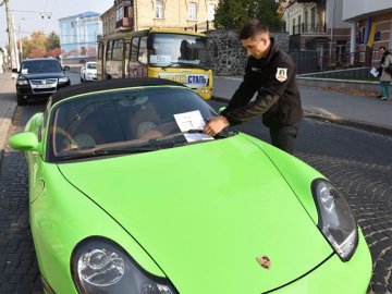  У Луцьку порушників паркування «лякали» листівками. ФОТО