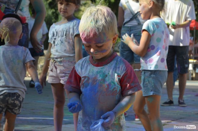 Кольорова подія року: як у Луцьку святкують День молоді. ФОТО
