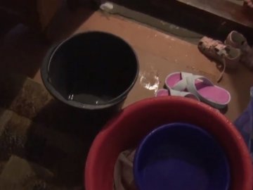 У Луцьку через негоду затопило квартири. ВІДЕО