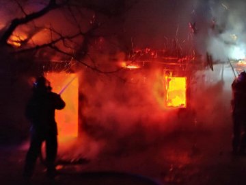 У селі на Волині бійці ДСНС врятували від знищення вогнем будинок пенсіонерки. ФОТО