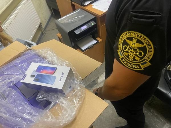 Через «Ягодин» водій рейсового автобуса намагався незаконно провезти 60 мобільних телефонів 