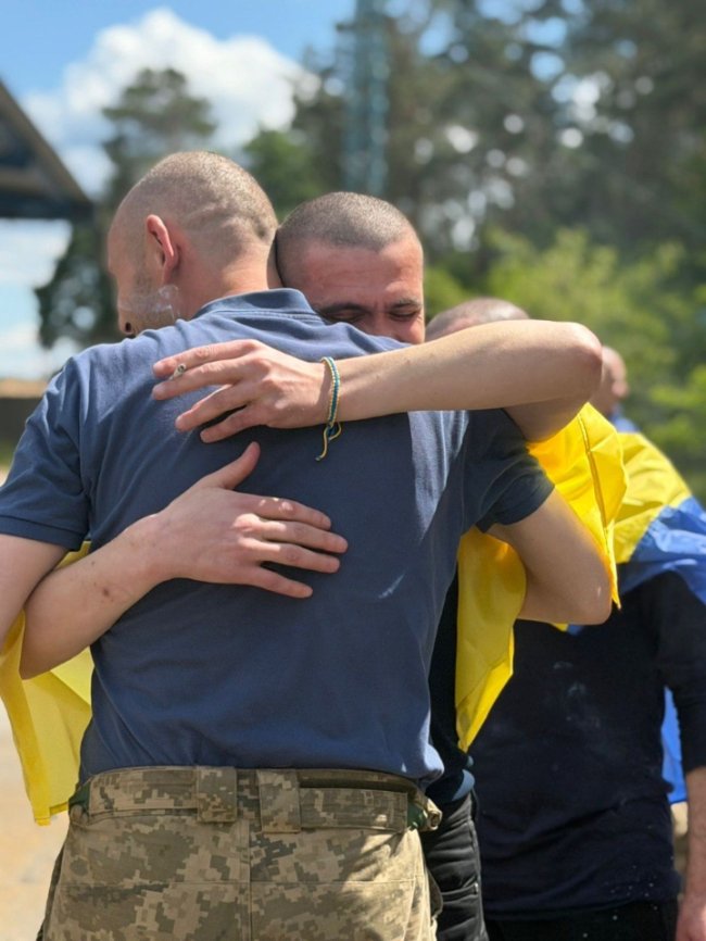 В Україну з російського полону повернулись 185 військових та один цивільний