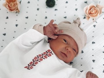 У пологовому на Волині немовлят одягнули у перші в їхньому житті вишиванки. ФОТО