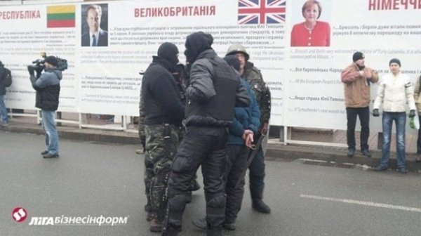 Як тітушки ходили розбирати майданівські барикади. ФОТО