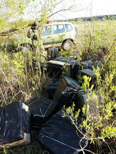 На Волині контрабандисти залишили 42 ящики цигарок. ФОТО