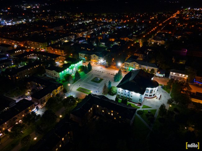 Яскраві вогні і завод, що «не спить»: показали, який вигляд з висоти вночі має місто на Волині. ФОТО