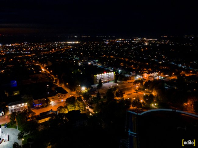 Яскраві вогні і завод, що «не спить»: показали, який вигляд з висоти вночі має місто на Волині. ФОТО