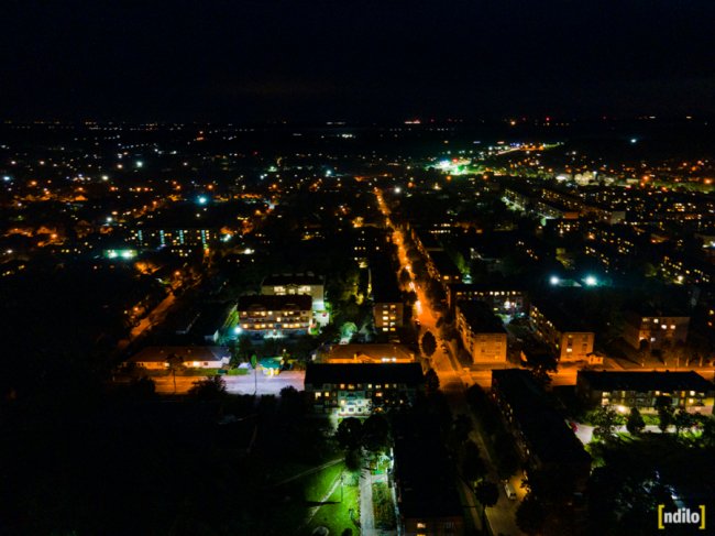 Яскраві вогні і завод, що «не спить»: показали, який вигляд з висоти вночі має місто на Волині. ФОТО
