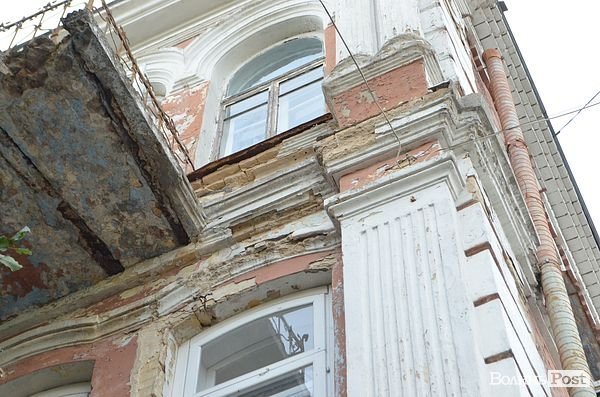 У Луцьку «культурна спадщина» падає на перехожих. ФОТО