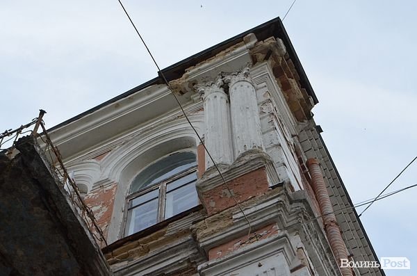 У Луцьку «культурна спадщина» падає на перехожих. ФОТО