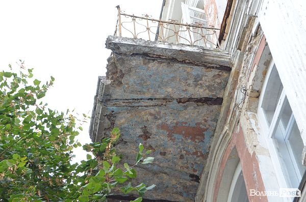 У Луцьку «культурна спадщина» падає на перехожих. ФОТО