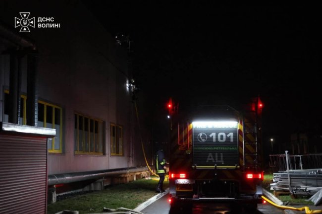 У Луцькому районі через атаку реактивного дрона загорілося приватне підприємство. ФОТО