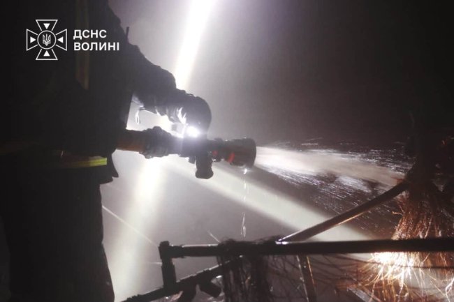 У Луцькому районі через атаку реактивного дрона загорілося приватне підприємство. ФОТО