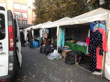 У центрі Луцька без дозволів «вліпили» стихійний ринок