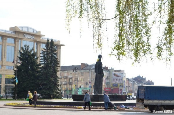 Як заквітчують центральну площу Луцька. ФОТО