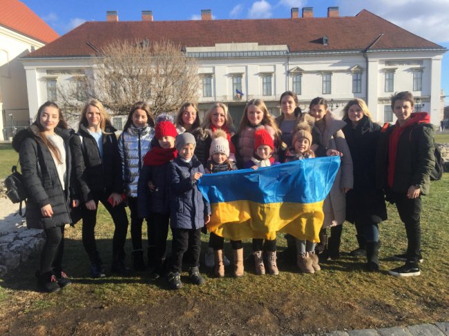 Як юні волиняни колядували у Європі. ФОТО