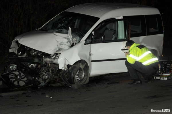 Аварія у Луцьку: машина розтрощила стовп, вулиця – без світла. ФОТО. ВІДЕО