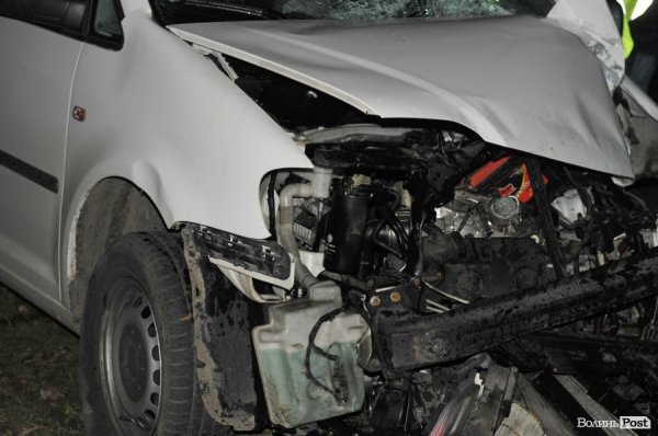 Аварія у Луцьку: машина розтрощила стовп, вулиця – без світла. ФОТО. ВІДЕО